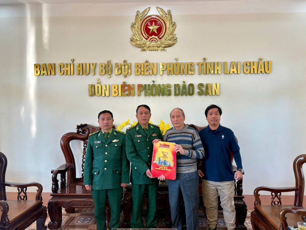 Tặng ấn phẩm đặc biệt của báo Tuổi trẻ Thủ đô tới cán bộ, chiến sỹ tại đồn biên phòng Dào San, tỉnh Lai Châu. Tặng ấn phẩm đặc biệt của báo Tuổi trẻ Thủ đô tới cán bộ, chiến sỹ tại đồn biên phòng Dào San, tỉnh Lai Châu.
