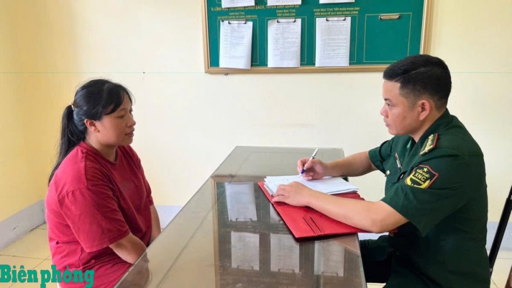 Cán bộ Biên phòng lấy lời khai của đối tượng bị bắt giữ. Ảnh: báo Biên Phòng Cán bộ Biên phòng lấy lời khai của đối tượng bị bắt giữ. Ảnh: báo Biên Phòng