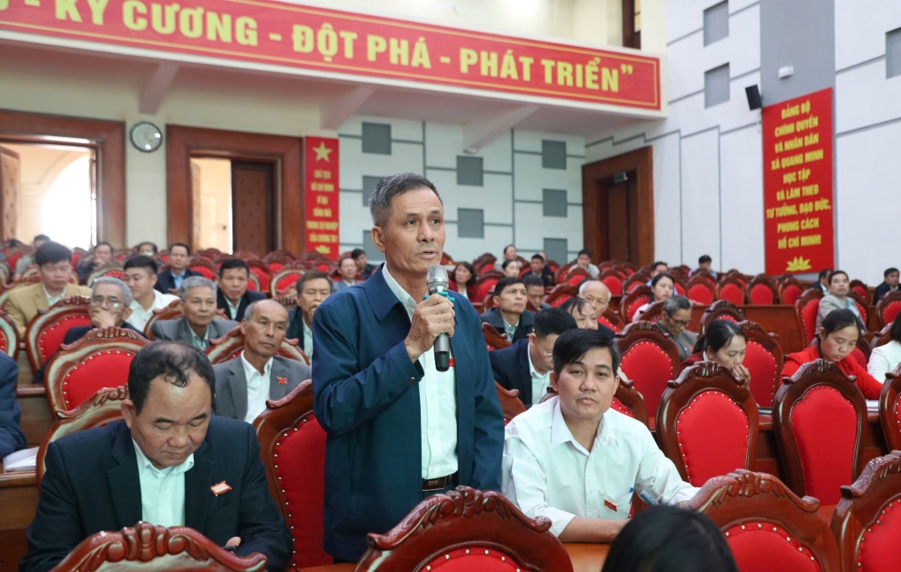 Các đại biểu HĐND xã Quang Minh nêu chất vấn tại kỳ họp