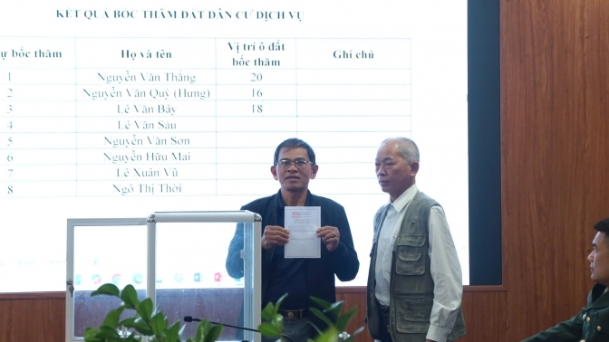 Thêm 18 hộ gia đình, cá nhân xã Quang Minh được bốc thăm nhận đất dịch vụ