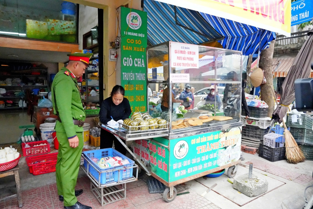 Lực lượng chức năng tuyên truyền, đề nghị các hộ ký cam kết giữ gìn vệ sinh môi trường, trật tự đô thị Lực lượng chức năng tuyên truyền, đề nghị các hộ ký cam kết giữ gìn vệ sinh môi trường, trật tự đô thị