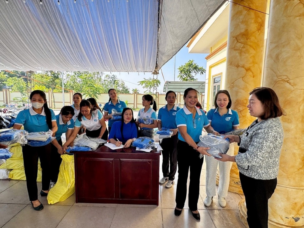 Hội Liên hiệp phụ nữ xã Quang Minh trao bảo hộ lao động và trang thiết bị sản xuất cho Chi hội phụ nữ các thôn. Ảnh: Thanh Tuyền Hội Liên hiệp phụ nữ xã Quang Minh trao bảo hộ lao động và trang thiết bị sản xuất cho Chi hội phụ nữ các thôn. Ảnh: Thanh Tuyền