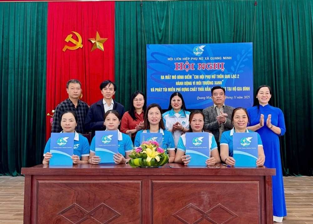 Ngoài phát triển kinh tế, Hội Liên hiệp phụ nữ xã Quang Minh phối hợp với Phòng Kinh tế tổ chức triển khai mô hình vì môi trường xanh. Ảnh: Thanh Tuyền Ngoài phát triển kinh tế, Hội Liên hiệp phụ nữ xã Quang Minh phối hợp với Phòng Kinh tế tổ chức triển khai mô hình vì môi trường xanh. Ảnh: Thanh Tuyền