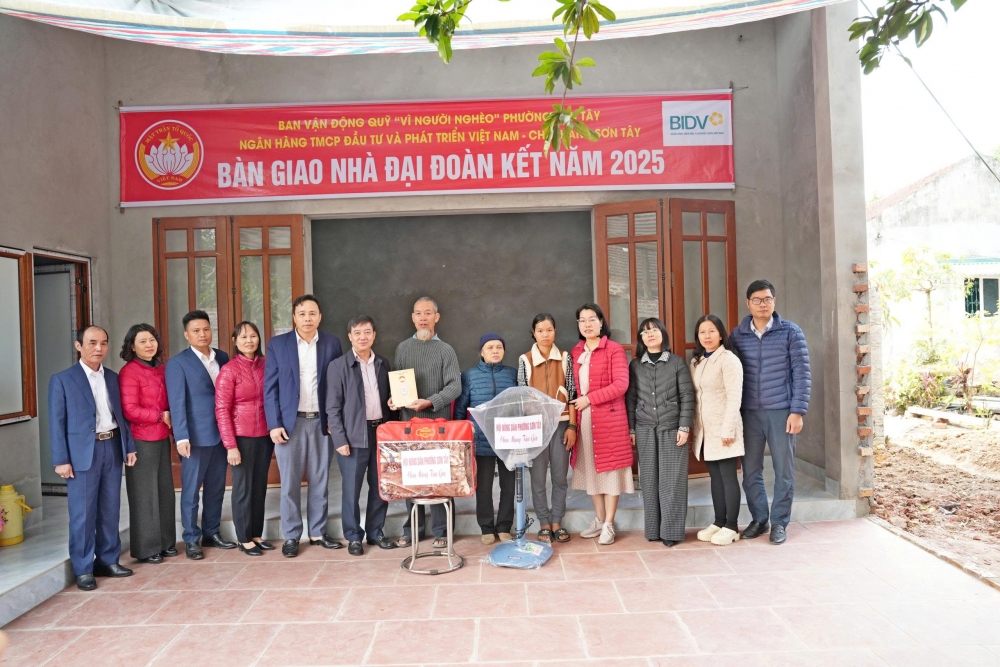 Lãnh đạo phường Sơn Tây chia sẻ niềm vui với hộ Lãnh đạo phường Sơn Tây chia sẻ niềm vui với hộ