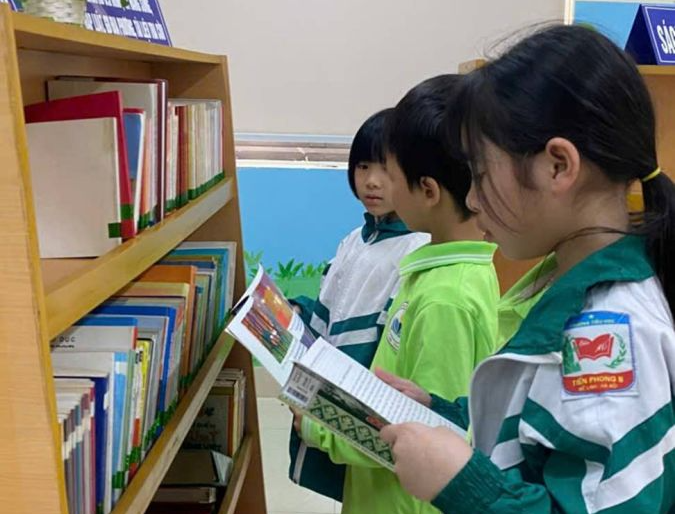 Học sinh tìm hiểu thêm kiến thức từ các trang sách Học sinh tìm hiểu thêm kiến thức từ các trang sách