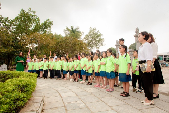 Học sinh trường Tiểu học Tiền Phong B tham gia trải nghiệm tại Di tích Quốc gia đặc biệt Đền Hai Bà Trưng. Học sinh trường Tiểu học Tiền Phong B tham gia trải nghiệm tại Di tích Quốc gia đặc biệt Đền Hai Bà Trưng.