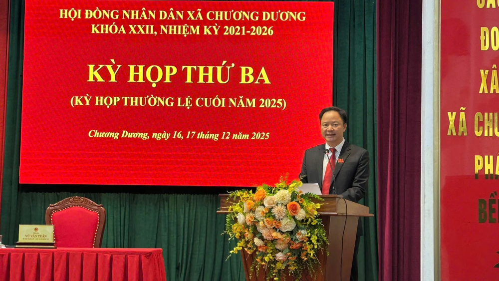 Bí thư Đảng ủy, Chủ tịch HĐND xã Chương Dương Vũ Văn Tuân phát biểu khai mạc kỳ họp HĐND xã sáng 16/12 Bí thư Đảng ủy, Chủ tịch HĐND xã Chương Dương Vũ Văn Tuân phát biểu khai mạc kỳ họp HĐND xã sáng 16/12