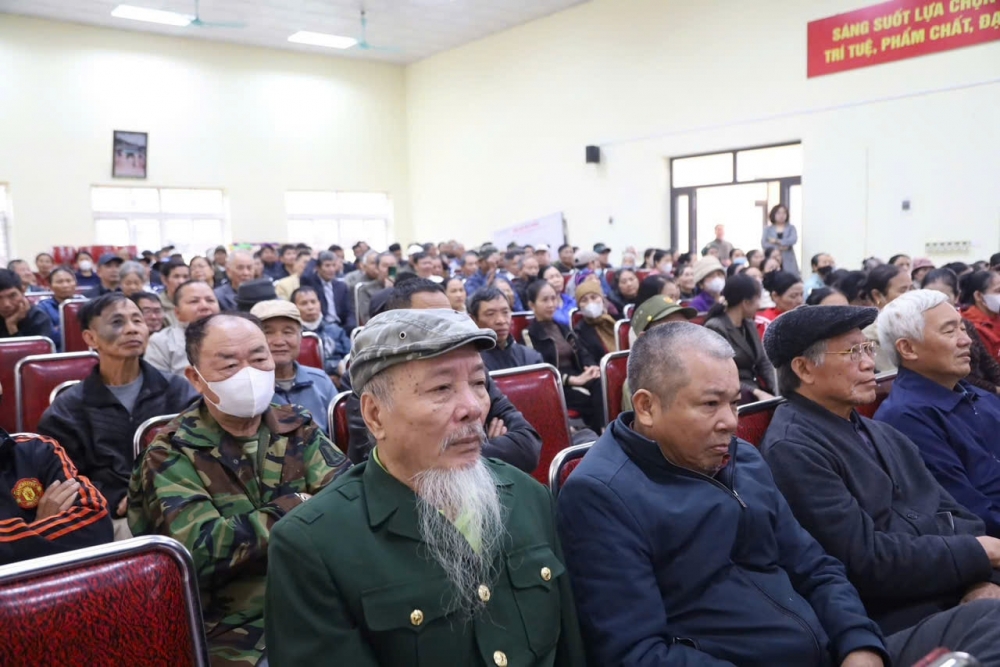  4 / 5  Người dân xã Quang Minh đến dự đối thoại với lãnh đạo xã. Ảnh: Th