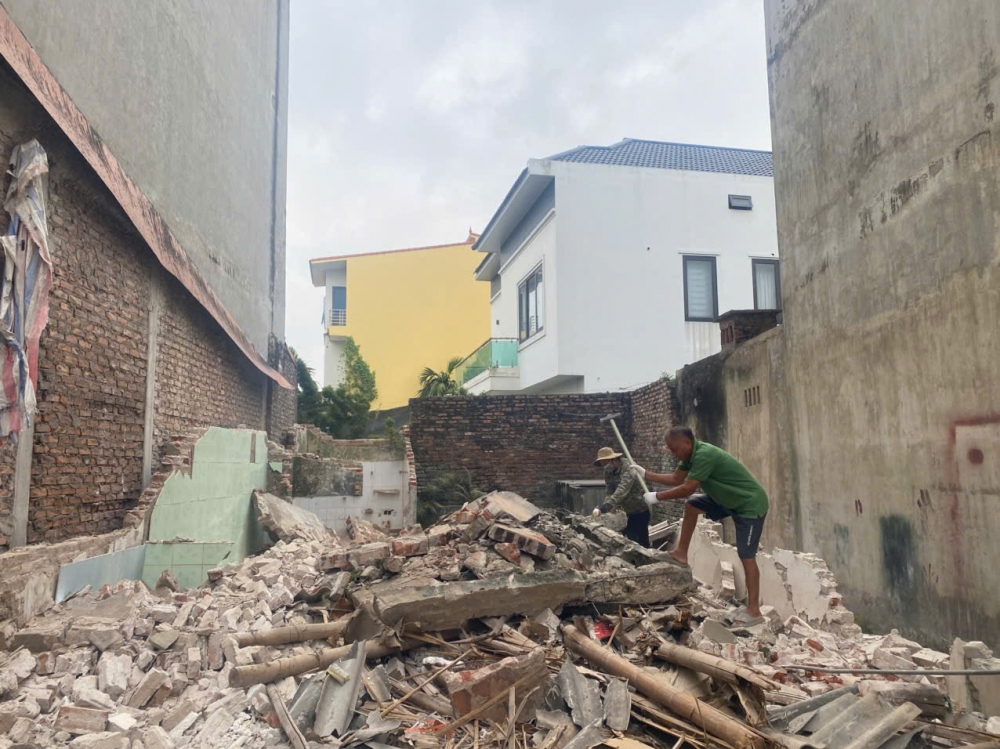 Người dan tháo dỡ công trình để bàn giao mặt bằng