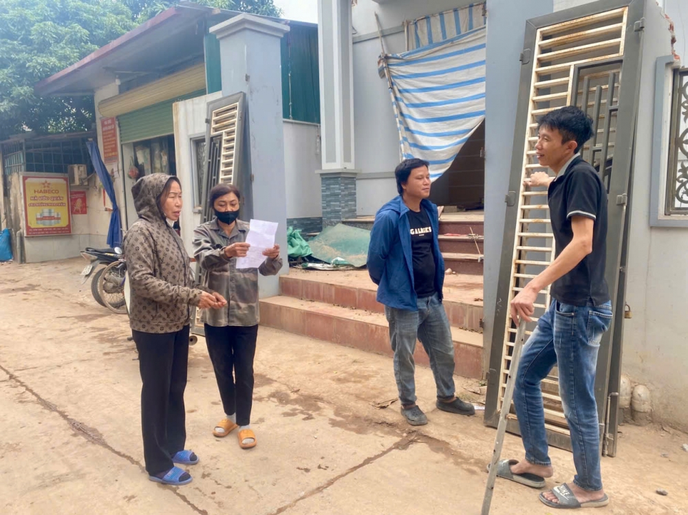 Trưởng thôn Khê Ngoại 2 Nguyễn Thị Sơn tuyên truyền tới các hộ dân về việc di dời phục vụ GPMB thi công cầu Hồng Hà