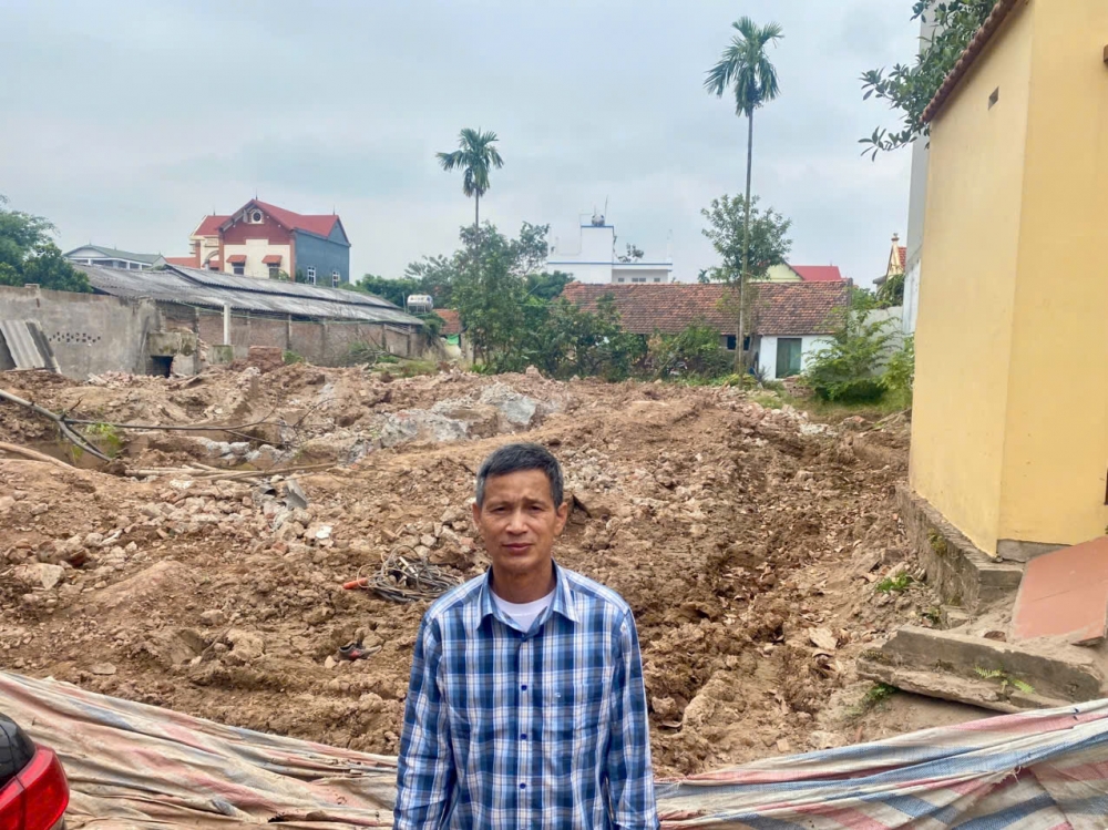 Ông Nguyễn Văn Tị tại thửa đất đã bàn giao để thi công cầu Hồng Hà.