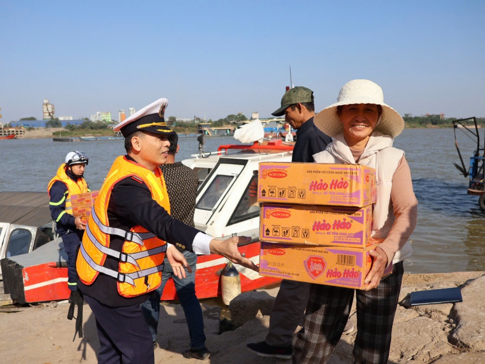 Người dân bến đò Văn Đức hỗ trợ lực lượng chức năng.