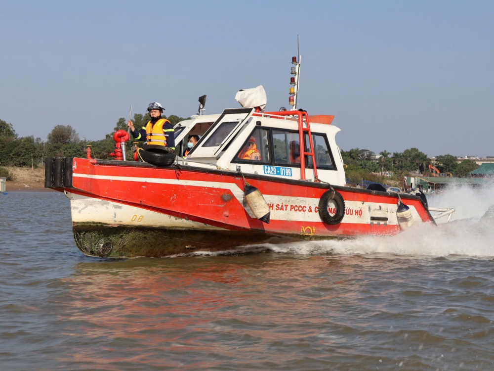 Cảnh sát đường thuỷ tuyên truyền, hướng dẫn người dân bảo đảm an toàn khi đi đò.