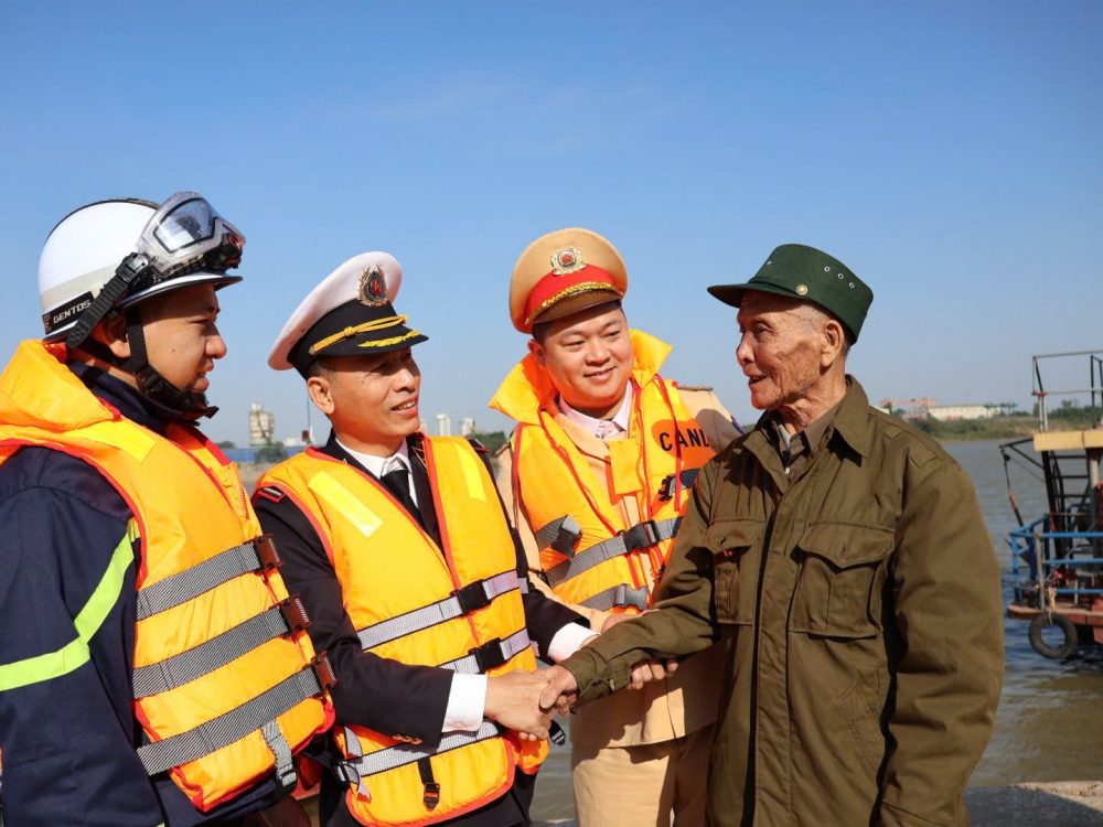 Cảnh sát đường thuỷ, Cảnh sát PCCC và CNCH phối hợp thực hiện nhiệm vụ trên sông Hồng.