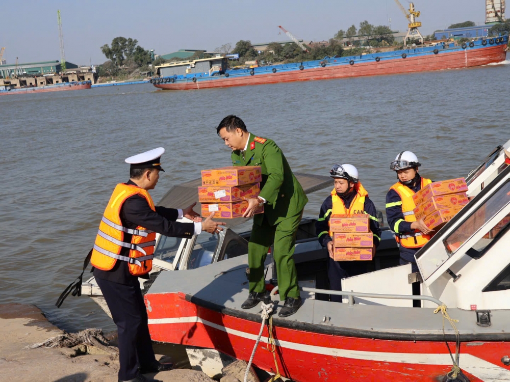  Tổ công tác liên ngành vận chuyển nhu yếu phẩm đến hỗ trợ người dân xóm chài.
