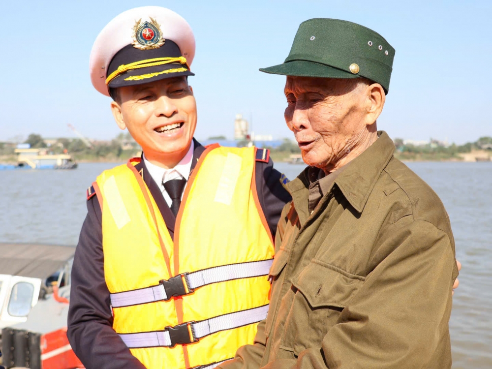 Ông Trần Duy Thái, chuyên viên Cảng vụ Hà Nội động viên cụ Đặng Văn Tích.
