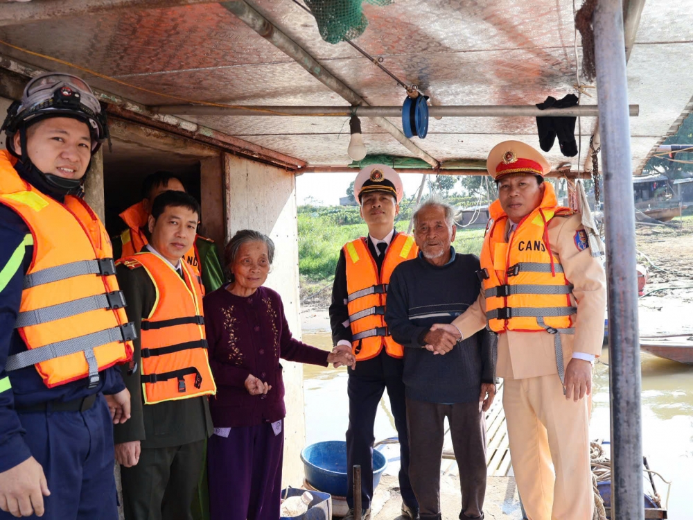 Trung tá Trần Văn Công, Phó Đội trưởng Đội Cảnh sát đường thủy số 2 cùng đại diện các đơn vị đến thăm hỏi gia đình cụ Nguyễn Văn Tý và bà Trần Thị Ga (80 tuổi) người dân xóm chài.
