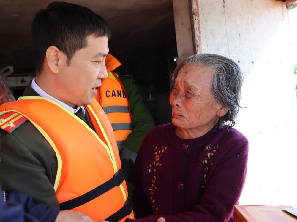 Hoạt động ấm áp nghĩa tình của Công an TP Hà Nội mang lại sự gắn kết chặt chẽ với nhân dân.