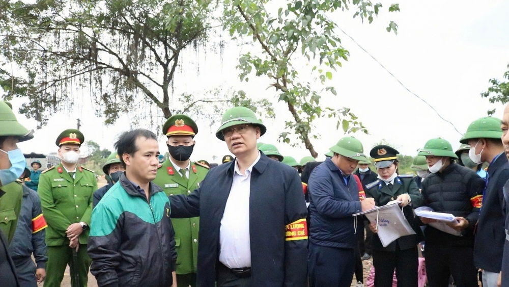 Bí thư Đảng ủy xã Mê Linh Nguyễn Anh Tuấn tuyên truyền tới người dân về ý nghĩa của cầu Hồng Hà nói riêng, dự án Vành đai 4 nói chung đối với địa phương. Ảnh: Xuân Hùng. Bí thư Đảng ủy xã Mê Linh Nguyễn Anh Tuấn tuyên truyền tới người dân về ý nghĩa của cầu Hồng Hà nói riêng, dự án Vành đai 4 nói chung đối với địa phương. Ảnh: Xuân Hùng.