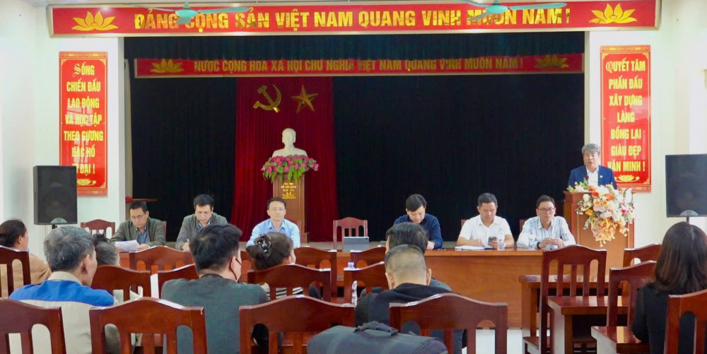 Ông Đỗ Chí Hưng, Phó Bí thư Đảng ủy, Chủ tịch UBND xã Ô Diên trực tiếp đối thoại với các hộ có đất thu hồi dự án tại Hồng Hà, ngày 17/12.