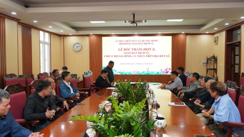 Xã Quang Minh tổ chức giao đất dịch vụ lần 3, từng bước giải quyết tồn đọng kéo dài Xã Quang Minh tổ chức giao đất dịch vụ lần 3, từng bước giải quyết tồn đọng kéo dài