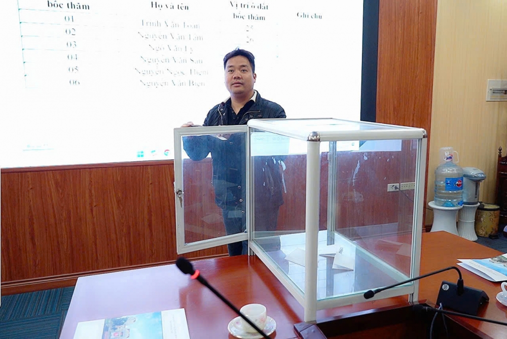 Xã Quang Minh tổ chức giao đất dịch vụ lần 3, từng bước giải quyết tồn đọng kéo dài Xã Quang Minh tổ chức giao đất dịch vụ lần 3, từng bước giải quyết tồn đọng kéo dài