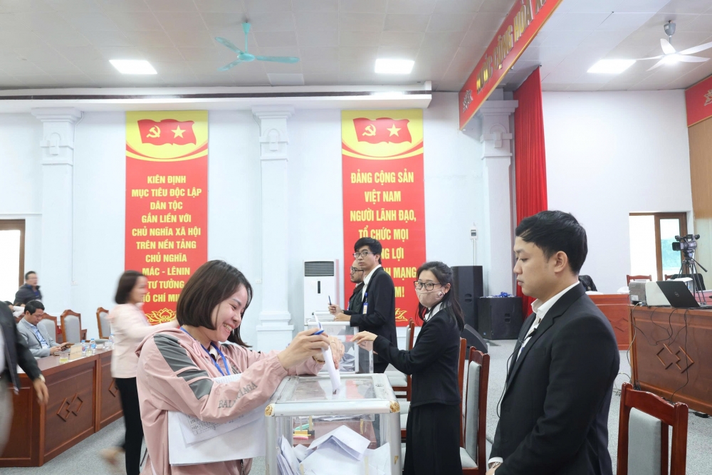 Các nhà đầu tư phấn khởi tham dự trả giá theo từng vòng