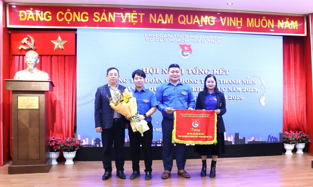 Chi đoàn Sở Quy hoạch – Kiến trúc vinh dự nhận Cờ thi đua của Đoàn UBND thành phố Hà Nội