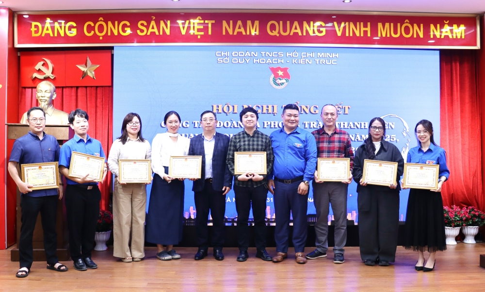 Chi đoàn Sở Quy hoạch – Kiến trúc vinh dự nhận Cờ thi đua của Đoàn UBND thành phố Hà Nội