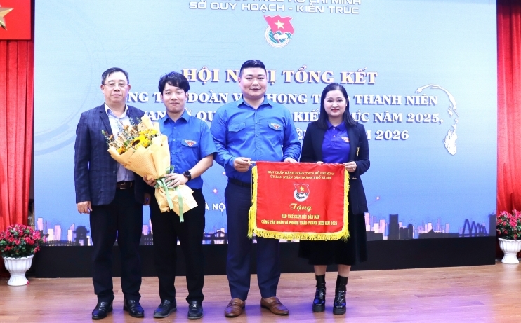 Chi đoàn Sở Quy hoạch – Kiến trúc vinh dự nhận Cờ thi đua của Đoàn UBND thành phố Hà Nội