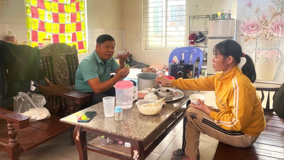 Người dân đón năm mới tại khu tạm cư sau GPMB Vành đai 4 ở xã Mê Linh