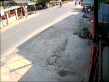 Chiếc xe “không người lái” vẫn lao vun vút vào nhà khiến người xem giật thót