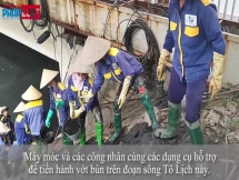 Công nhân môi trường nạo vét bùn sông tô lịch