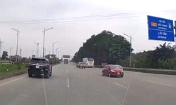 Bắc Giang: Ô tô ngược chiều cao tốc