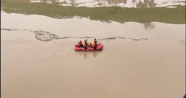 Lực lượng chức năng tìm kiếm nạn nhân nghi nhảy cầu Lục Nam