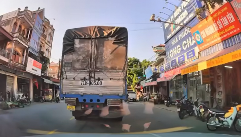 Bắc Ninh: Xử phạt tài xế dừng xe trên vạch đi bộ qua đường ở Quốc lộ 17