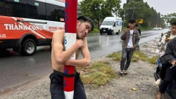 thanh niên chặn đường giao thông có biểu hiện lạ