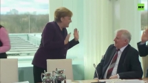 Cảnh giác cao độ mùa dịch Covid-19, cấp dưới từ chối bắt tay Thủ tướng Merkel