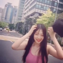 Sulli lại gây tranh cãi khi không mặc nội y xuống phố