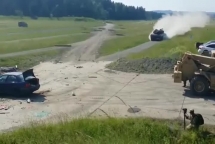 Xe tăng phi tốc độ cao, nghiền nát xế xịn BMW trong tích tắc