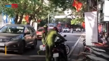 Cảnh sát trật tự chặn xe đồng nghiệp đi ngược chiều