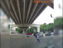 Nam thanh niên hành động khó hiểu sau va chạm với ô tô