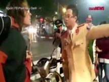 Phó phòng CSGT "bắn" tiếng Anh như gió xử lý khách Tây: Tuyệt vời, văn minh, hội nhập!