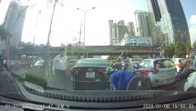 Tài xế Grab bất ngờ ngã quỵ xuống đường