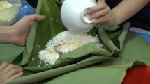 Học sinh thi tài gói bánh chưng