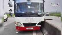 Xe khách lao kinh hoàng vào dải phân cách