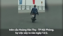 Nam thanh niên đi xe máy buông hai tay trên cầu Hoàng Văn Thụ