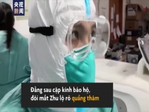 Y tá xinh đẹp thâm quầng mắt vì quá vất vả ở khu cách ly dịch Corona