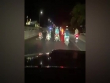 Nhóm thanh niên dàn hàng ngang chắn lối trên quốc lộ 1A