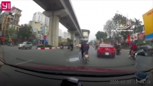 Chuyển làn đột ngột, ô tô tông xe máy khiến 2 người ngã nhào